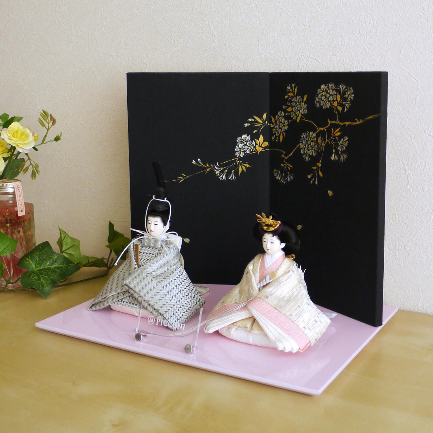 小西実作 PICCONI 詩-うた- Rinおすべらかし 京製正絹西陣織 京製手描屏風「夜桜」越前塗ピンク飾台